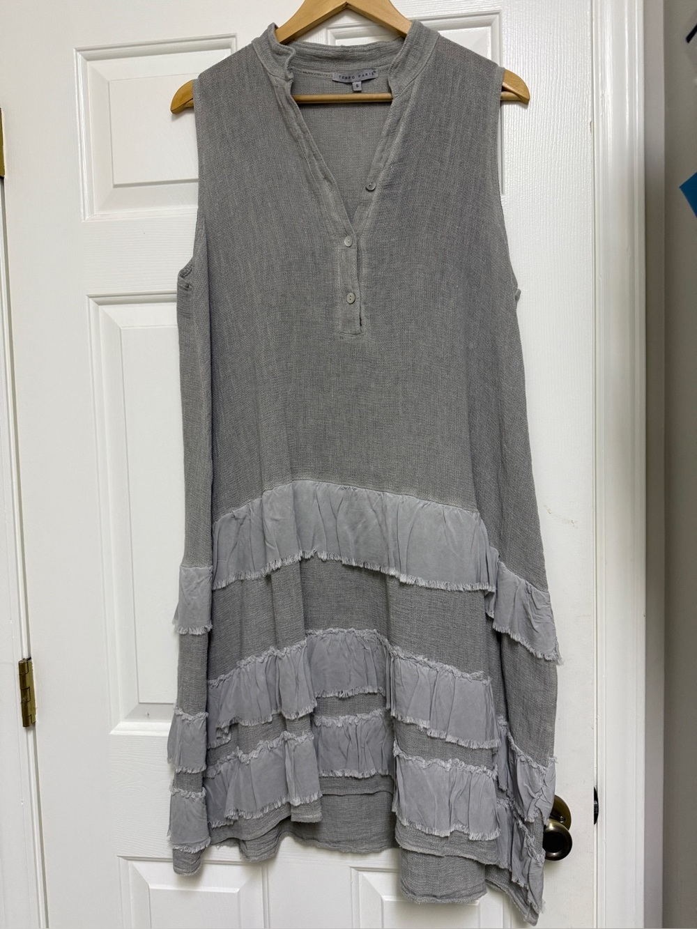 Tempo Paris Light Gray Textured V-Neck Top